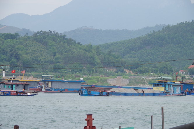 Hoạt động khai thác cát trên sông Đà ảnh hưởng tới đời sống người dân xã Hợp Thành, Hợp Thịnh, huyện Kỳ Sơn, tỉnh Hòa Bình - ẢNH: Mạnh Hùng