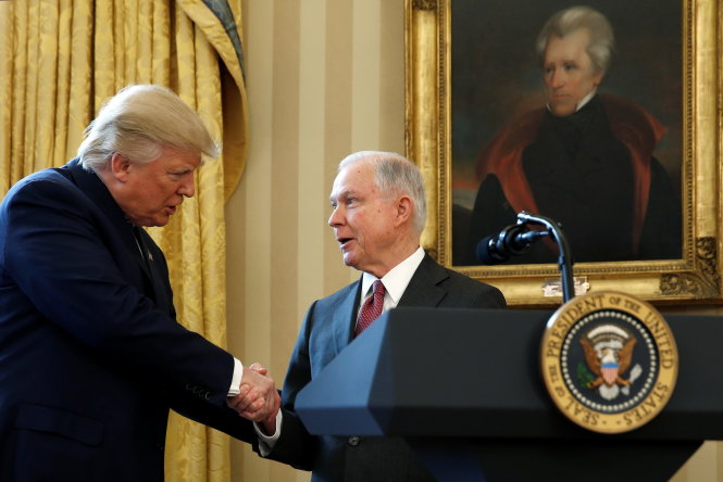Tổng thống Donald Trump (trái) bắt tay chúc mừng đồng minh Jeff Sessions sau khi ông tuyên thệ cho vị trí bộ trưởng Tư pháp trong buổi lễ tổ chức tại phòng Bầu dục ở Nhà Trắng vào ngày 9-2-2017 - Ảnh: REUTERS