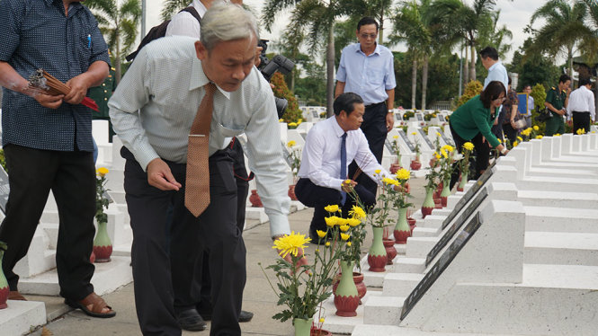 Đoàn thắp hướng cho các anh hùng liệt sĩ
