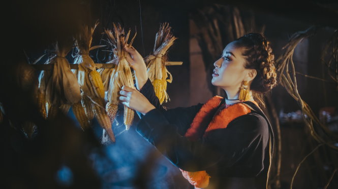 Bích Phương trong bộ trang phục rất bắt mắt của người Dao đỏ