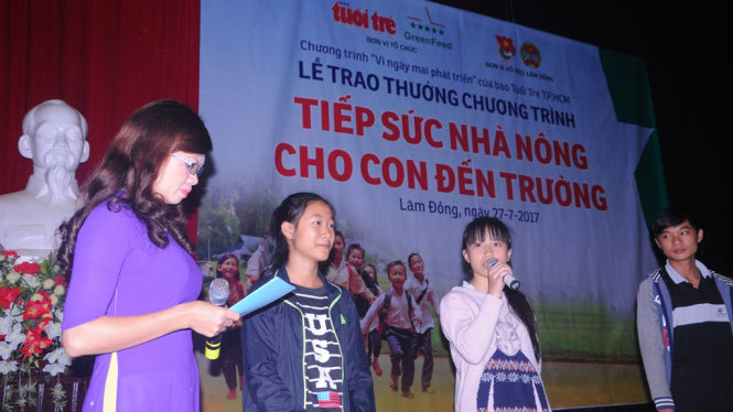 Các em học sinh tiêu biểu giao lưu cùng ban tổ chức chương trình - Ảnh: LÂM THIÊN