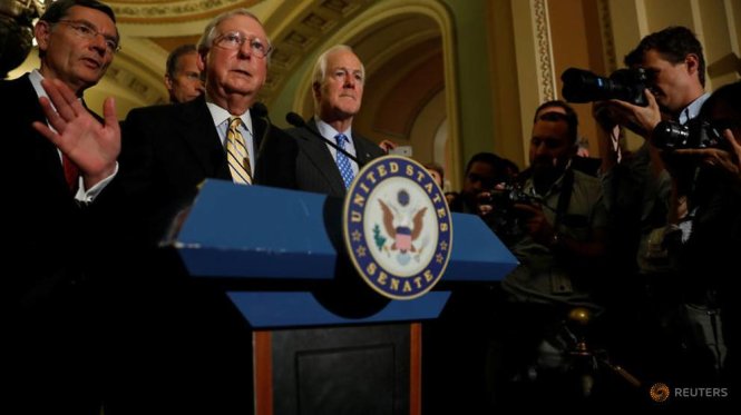 Chủ tịch thượng viện Mỹ Mitch McConnell phát biểu trước phóng viên sau cuộc bỏ phiếu thành công để mở rộng tranh luận về dự luật chăm sóc sức khỏe ngày 25-7 - Ảnh: Reuters