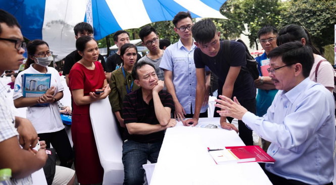 PGS.TS Trần Văn Tớp, phó hiệu trưởng Trường ĐH Bách khoa Hà Nội, tư vấn tại Ngày hội tư vấn xét tuyển ĐH, CĐ do báo Tuổi Trẻ tổ chức ngày 8-7 ở Hà Nội - Ảnh: N.KHÁNH