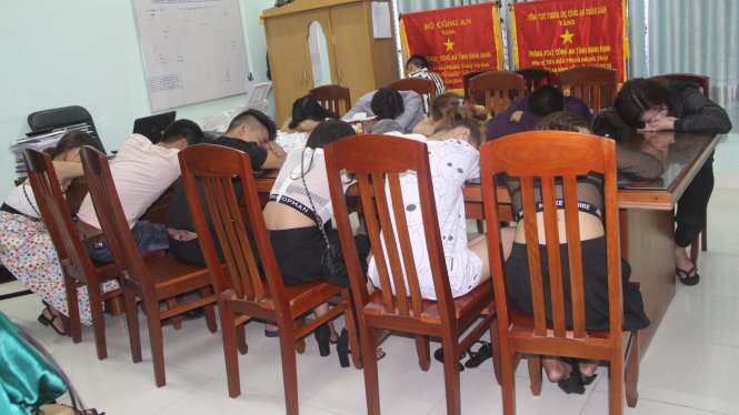 Các đối tượng sử dụng ma túy bị bắt về cơ quan công an trong sáng 28-7 để tiếp tục điều tra làm rõ - Ảnh: THÁI THỊNH