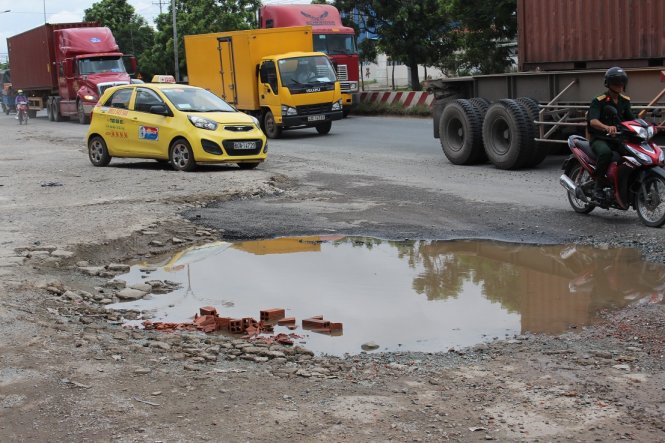 Đường ĐT743 nối TP.HCM – Bình Dương được khởi công hai năm nhưng vẫn chưa được mở rộng, trên đường xuất hiện nhiều ổ gà (ảnh chụp ngày 25-7) - Ảnh: B.SƠN