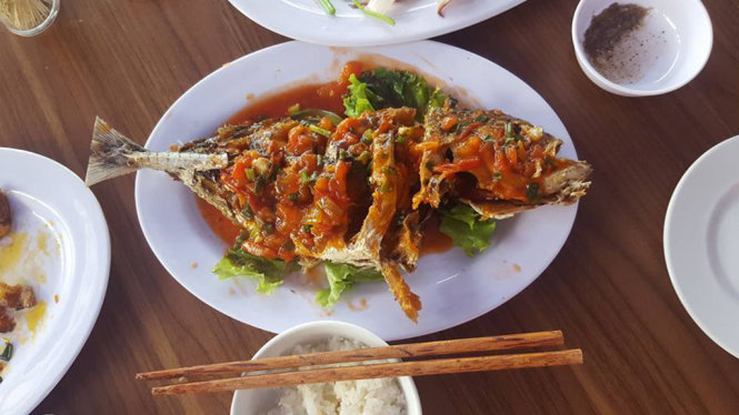 Chị H. cung cấp hình ảnh con cá chim không lớn nhưng được tính 1,2kg, trị giá 600 ngàn đồng - Ảnh: Facebook nhân vật