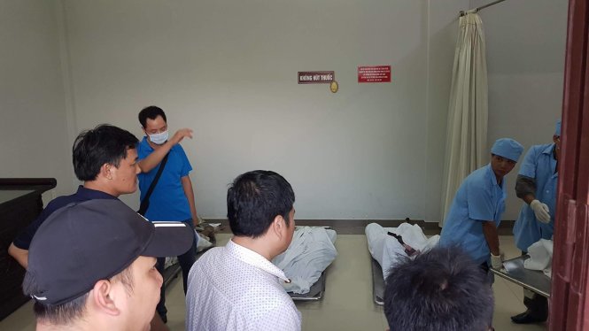 Người nhà được cho vào nhận dạng các nạn nhân - Ảnh: Tuấn Phùng