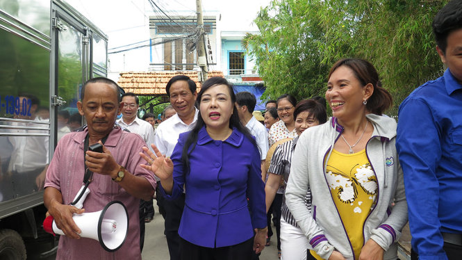 Đoàn công tác Bộ Y tế kiểm tra phòng chống dịch bệnh tại phường Hiệp Thành - Ảnh QUANG THẾ