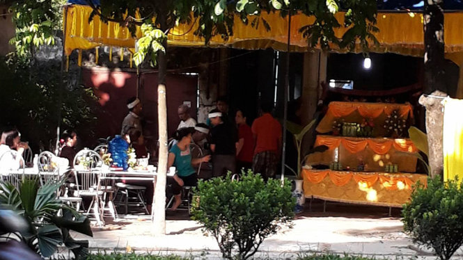 Người dân khu vực bàng hoàng sau sự việc anh Thắng châm lửa tự thiêu - Ảnh: KHÁNH LINH
