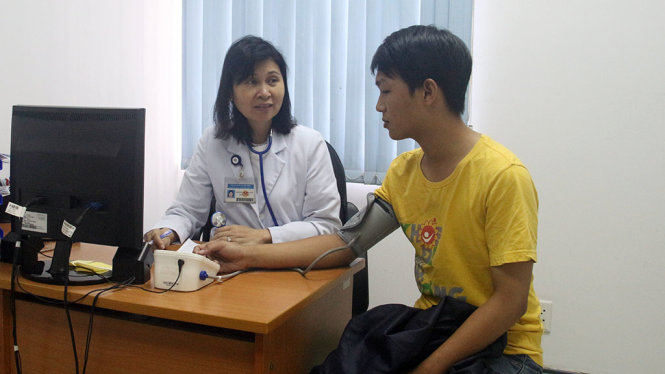 Các bạn tình nguyện viên của chương trình “Ứớc mơ của Thúy” tham gia hiến máu vì bệnh nhi ung thư - Ảnh: MINH PHƯỢNG