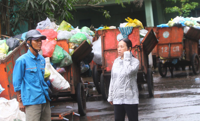 Sau một thời gian đấu tranh bảo vệ người lao động, chị chủ tịch công đoàn Dương Thị Mỹ Anh bị điều xuống làm tổ trưởng tổ kéo rác, lương giảm từ 10 triệu đồng xuống còn hơn 4 triệu đồng - Ảnh: CHÍ QUỐC