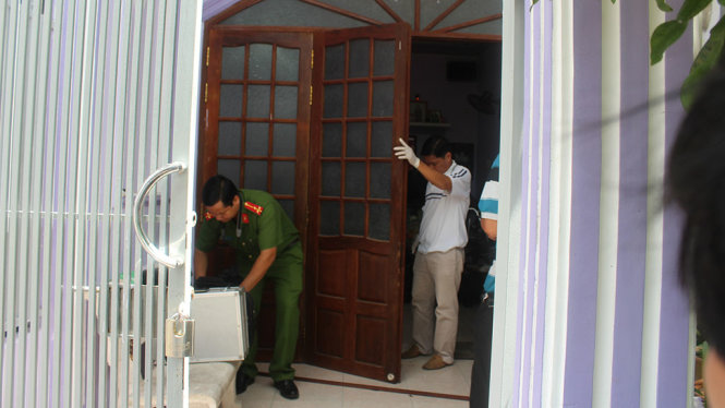 Cơ quan công an đang khám nghiệm hiện trường điều tra vụ việc - Ảnh: HOÀI THƯƠNG