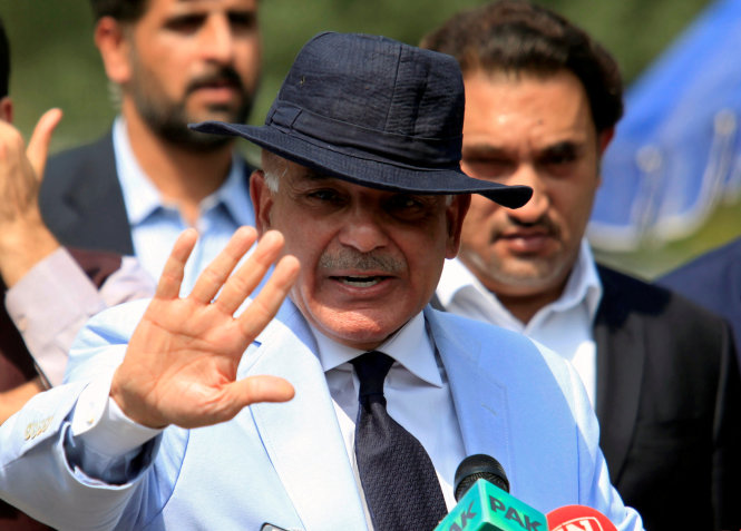 Ông Shehbaz Sharif, anh trai của thủ tướng bị phế truất Nawaz Sharif, được đề cử trở thành thủ tướng tiếp theo của Pakistan - Ảnh: Reuters