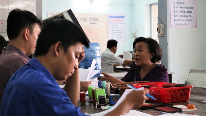 Cán bộ P.15, Q.8, TP.HCM xử lý nhanh các thủ tục giấy tờ, hồ sơ cho người dân - Ảnh: TÂM ĐỨC