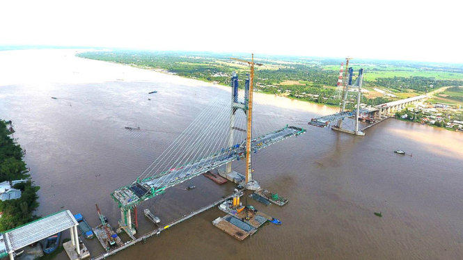 Hơn 2.000 công nhân thi công cầu Cao Lãnh phấn đấu đến tháng 11-2017 thông xe cầu - Ảnh cầu Cao Lãnh nhìn từ trên cao