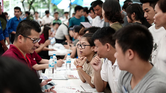 Thí sinh chăm chú lắng nghe tư vấn từ các trường ĐH tại Ngày hội tư vấn xét tuyển 2017 do Báo Tuổi trẻ tổ chức tại Hà Nội - Ảnh: NGUYỄN KHÁNH