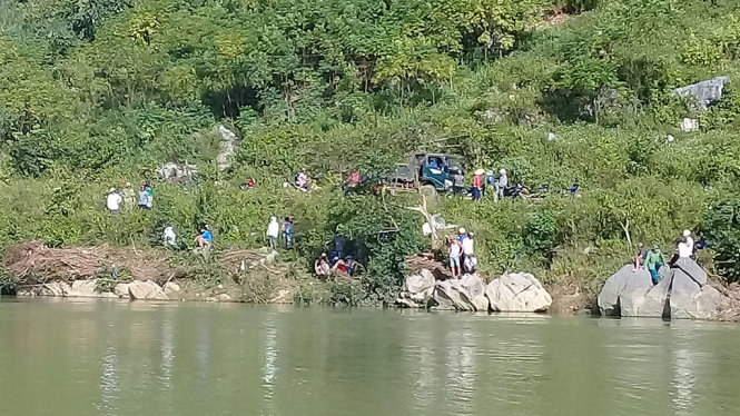 Người dân xã Trung Hóa đang tìm kiếm thi thể hai em Đinh Phạm Tuyên và Đinh Xuân Ninh - Ảnh: CTV