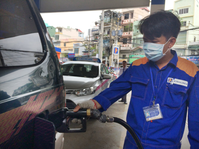 Phải khó khăn người dân mới tìm được một cây xăng có bán xăng theo tiêu chuẩn Euro 4 ở TP.HCM - Ảnh: CHÂU ANH