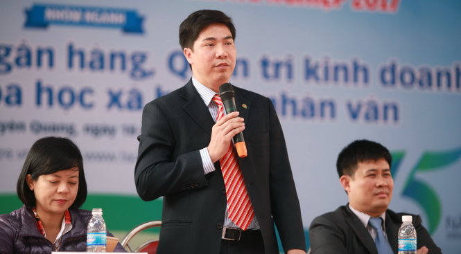 Đại diện Học viện Tài chính tham gia tư vấn cho thí sinh tại chương trình tư vấn tuyển sinh - hướng nghiệp 2017 do báo Tuổi Trẻ tổ chức - Ảnh: NAM TRẦN