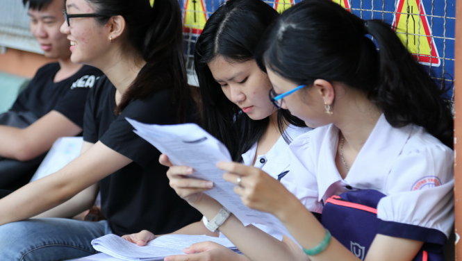Thí sinh tham dự kỳ thi THPT quốc gia 2017 - Ảnh: NHƯ HÙNG