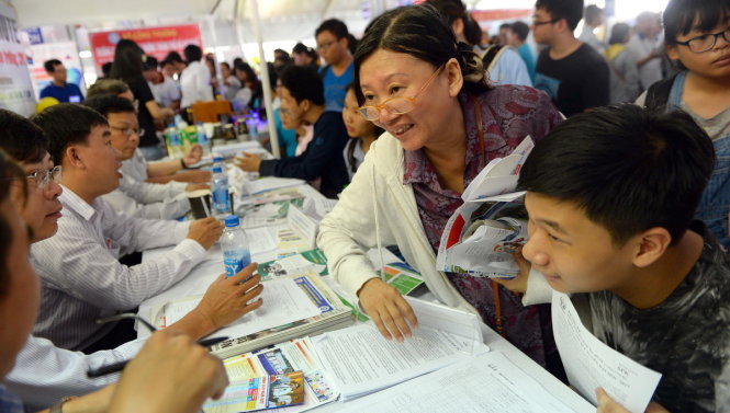 Thí sinh, phụ huynh tìm hiểu thông tin các trường, ngành tại ngày hội tư vấn xét tuyển ĐH-CĐ 2017 do báo Tuổi Trẻ tổ chức tại TP.HCM - Ảnh: HỮU KHOA