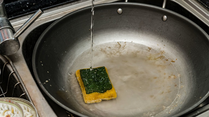 Một cách đơn giản để hạn chế số lượng lớn vi khuẩn trong các miếng rửa chén là chủ động thay đổi hàng tuần - Ảnh: iStockphoto
