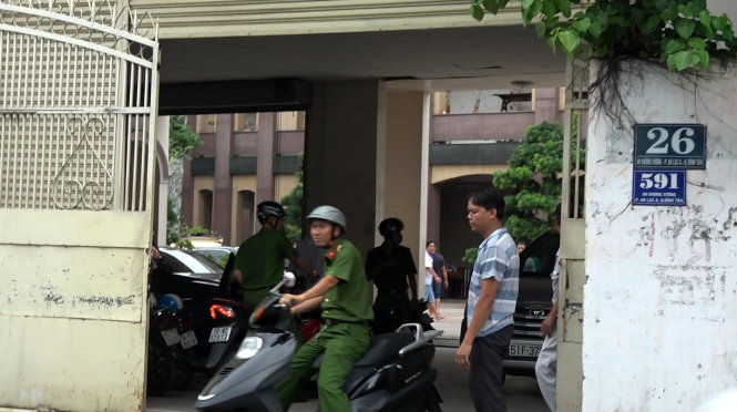 Các cán bộ công an thuộc đội 10 (C46) Bộ Công an đang khám xét bên trong nhà ông Trầm Bê ở P. An Lạc A, Q.Bình Tân, TP.HCM - Ảnh: NGỌC KHẢI