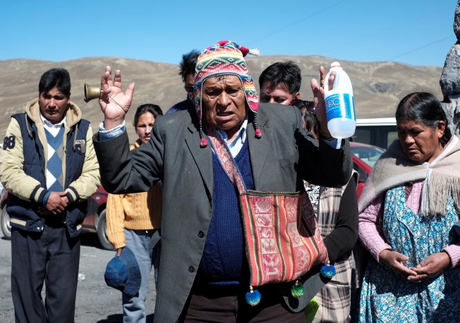 Thầy cúng ở Bolivia làm lễ cúng