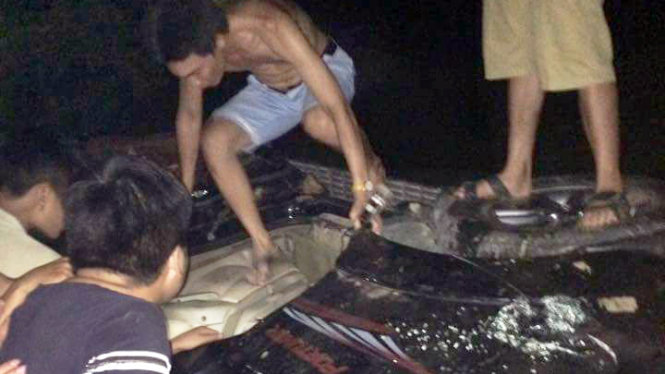 Dân đập phá, đốt ôtô của người đi mua gỗ tại Hải Dương chỉ vì nghi bắt cóc trẻ em - Ảnh: TRỊNH KHƯƠNG