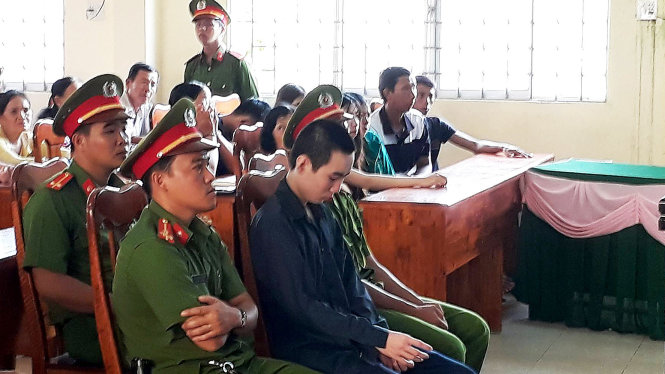 Đối tượng Phạm Văn Lên trước vành móng ngựa - Ảnh: HẠNH NGUYỄN