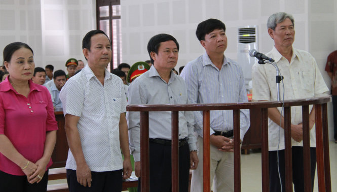 Các bị cáo tại phiên tòa - Ảnh: HỮU KHÁ