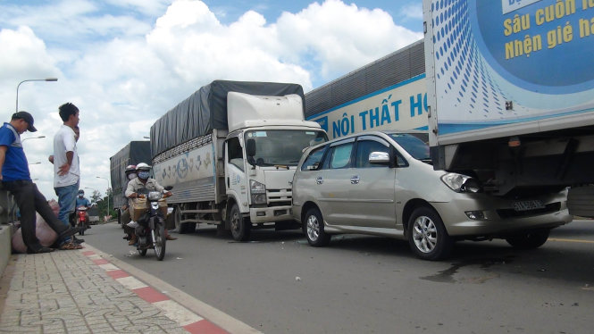 4 xe ô tô tông nhau liên hoàn khiến cầu Phú Cường bị ùn tắc nghiêm trọng - Ảnh: ĐÌNH TRỌNG