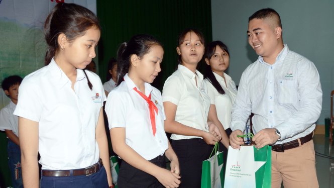 Các em học sinh, sinh viên là con các hộ nông dân đang tham gia chương trình trợ vốn “Tiếp sức nhà nông cho con đến trường” nhận phần thưởng - Ảnh: ĐỨC TRONG