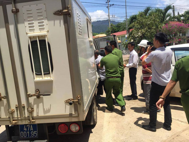 Công an dẫn giải ông Vinh về trụ sở cơ quan điều tra để lấy lời khai - Ảnh: LINH TRANG