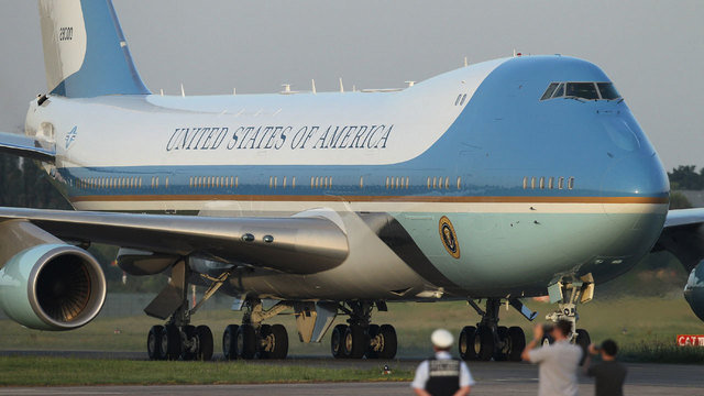 Máy bay siêu an toàn của Không lực Mỹ chỉ được gắn lên dòng chữ Air Force One khi nào tổng thống dùng đến - Ảnh: AFP