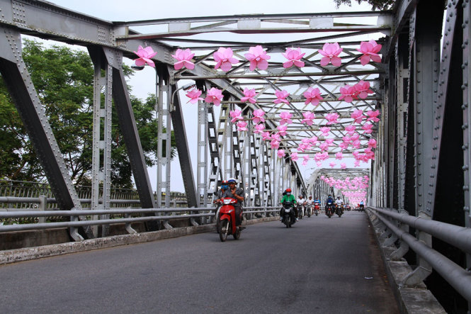 Mặt đường trên cầu sẽ được trải nhựa mới, hai bên hành lang dành cho người đi bộ sẽ được lót đá xanh - Ảnh: NHẬT LINH