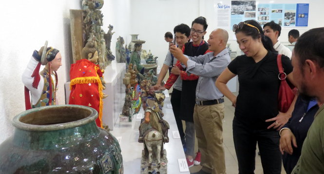Khách tham quan tại một góc triển lãm trong buổi khai mạc - Ảnh: L.Điền