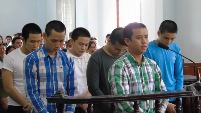 6 bị cáo tại phiên tòa ngày 4-8 (Việt áo xám, Đăng áo xanh) - Ảnh: T. LŨY