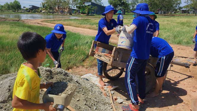 Chiến sĩ mùa hè xanh làm nhà và đường cho người dân nông thôn tại tỉnh Kiên Giang - Ảnh: N.NGỌC
