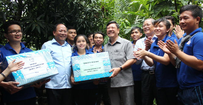 Ông Tất Thành Cang (thứ hai, từ trái qua) và đoàn công tác tặng quà cho các chiến sĩ tình nguyện tại H.Mang Thít (Vĩnh Long) - Ảnh: Q.L.
