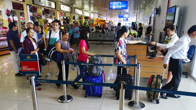 Hành khách làm thủ tục tại sân bay Phú Bài (Huế) - Ảnh: QUANG ĐỊNH