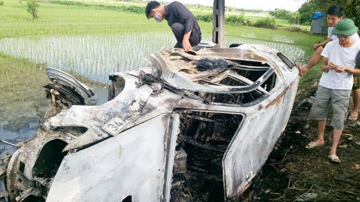 Người dân đập phá, đốt xe của người đi mua gỗ ở Hải Dương chỉ vì nghi vợ của chủ cửa hàng bán đồ gỗ bị bỏ thuốc mê - Ảnh: bạn đọc cung cấp