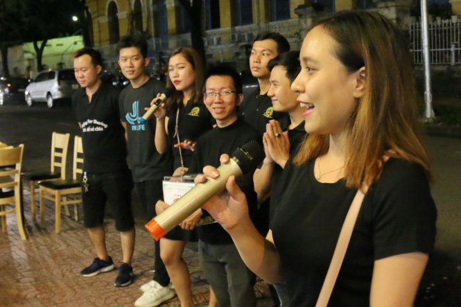 Trần Trọng Thái (đeo kính) cùng các thành viên của nhóm rong ca, quyên góp tiền cho bệnh nhi nghèo - Ảnh: NGỌC HIỂN