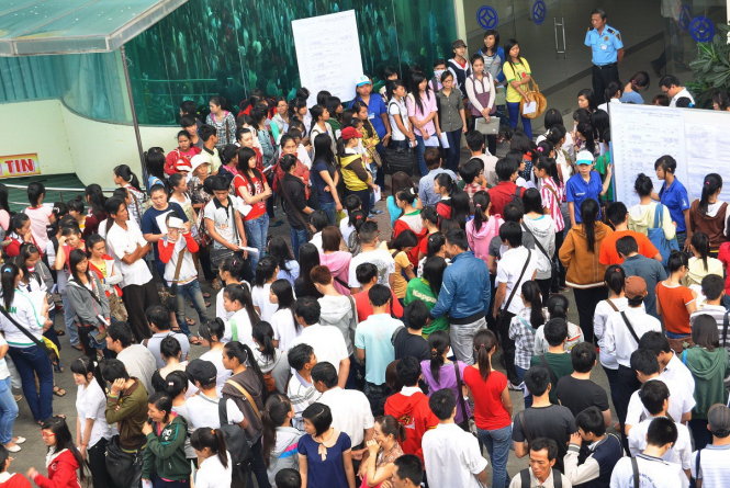 Thí sinh chờ vào phòng thi tại một kỳ thi đại học. Nhiều ý kiến cho rằng giữ ưu tiên như hiện nay là không công bằng cho thí sinh - Ảnh: M.K.
