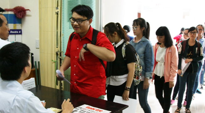Thí sinh trúng tuyển làm thủ tục nhập học tại Trường ĐH Sư phạm TP.HCM ngày 3-8 - Ảnh: TRẦN HUỲNH
