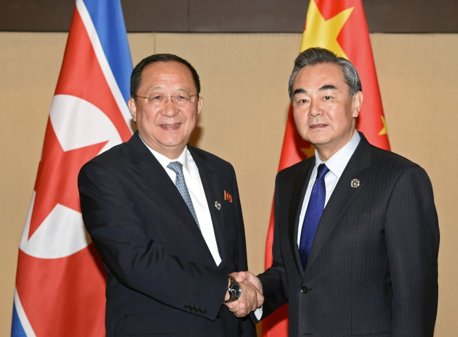 Ngoại trưởng Trung Quốc Vương Nghị bắt tay người đồng cấp Triều Tiên Ri Yong Ho tại Manila ngày 6-8 - REUTERS