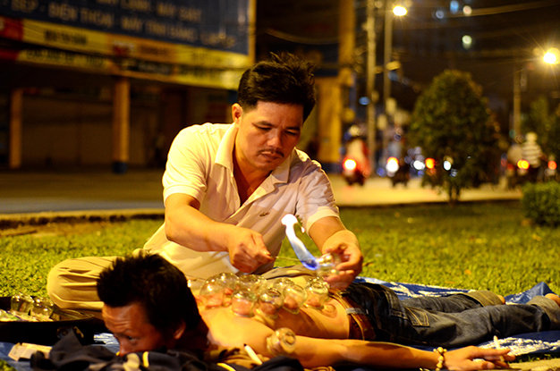 Giác hơi cho khách trong đêm - Ảnh: Thanh Tùng