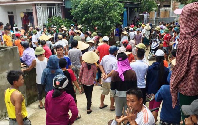 Nhiều người nghi bà Danh bắt trẻ em đã bao vây, hô hét, kích động. Ảnh: THẮNG DINH