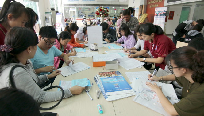 Thí sinh trúng tuyển đợt 1 Trường ĐH Nguyễn Tất Thành làm thủ tục nhập học. Ảnh: M.G