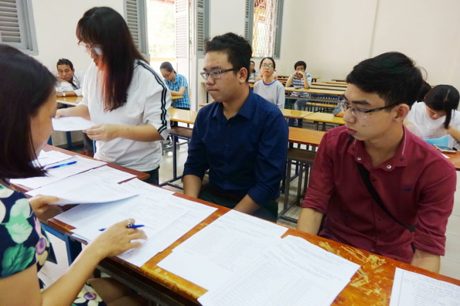 Thí sinh nhận giấy báo trúng tuyển tại Trường ĐH Sài Gòn - Ảnh: NHƯ HÙNG